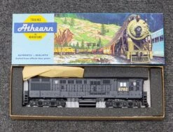 Athearn Blue Box HO Scale FM Trainmaster Pennsylvania PRR 6702 (Powered) - NOS