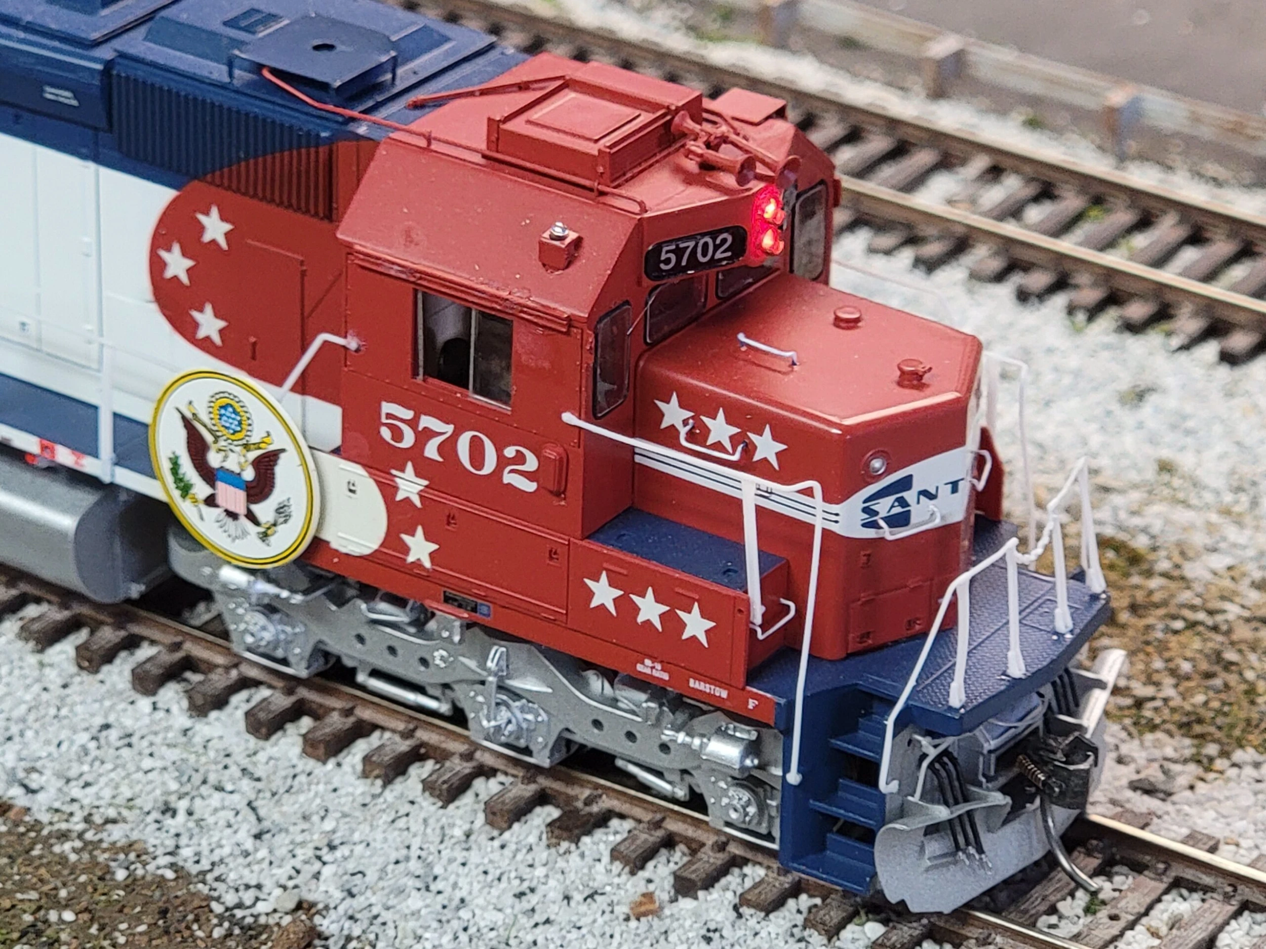 Athearn Genesis G67125 HO Scale EMD SD45-2 Santa Fe "Bicentennial" ATSF 5702 With DCC - USED - Image 3