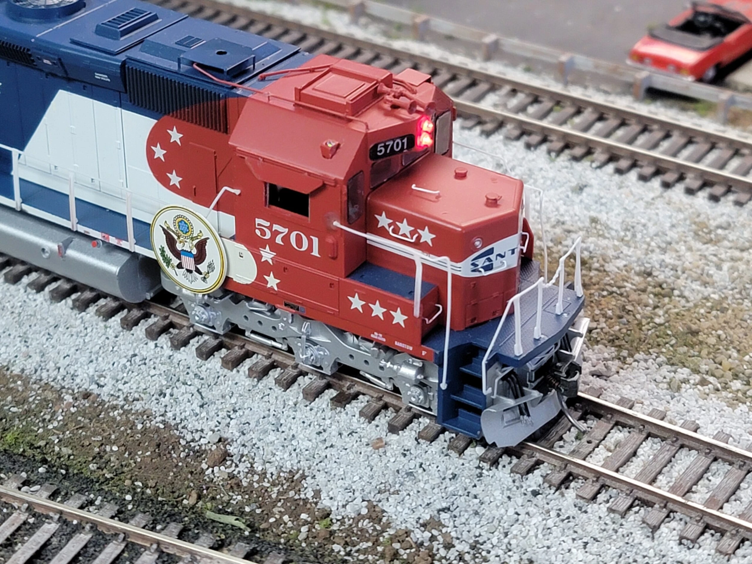 Athearn Genesis G67124 HO Scale EMD SD45-2 Santa Fe ATSF "Bicentennial" ATSF 5701 With DCC - USED - Image 3