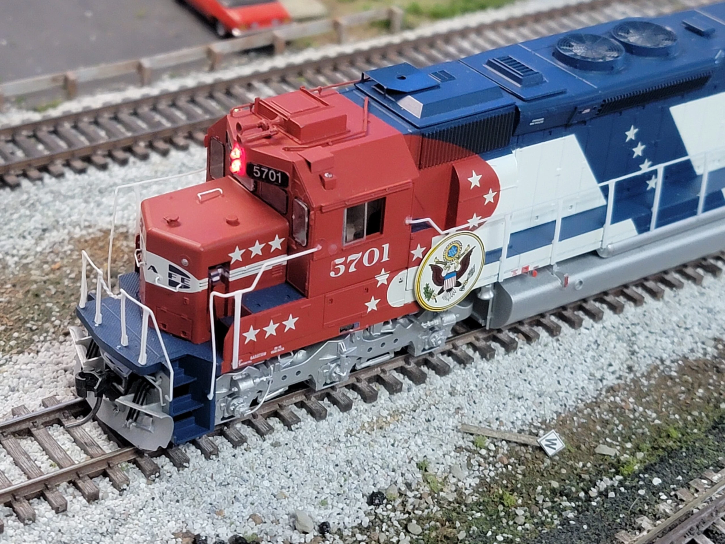 Athearn Genesis G67124 HO Scale EMD SD45-2 Santa Fe ATSF "Bicentennial" ATSF 5701 With DCC - USED - Image 4