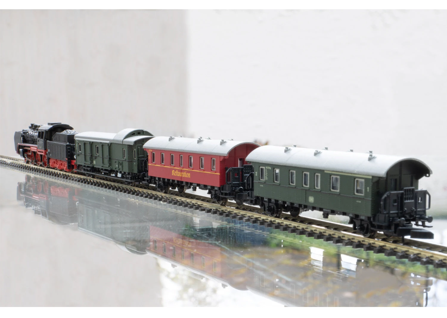 MĂ€rklin 81874 Z Scale American Museum Passenger Starter Set With Steam Loco - Standard DC