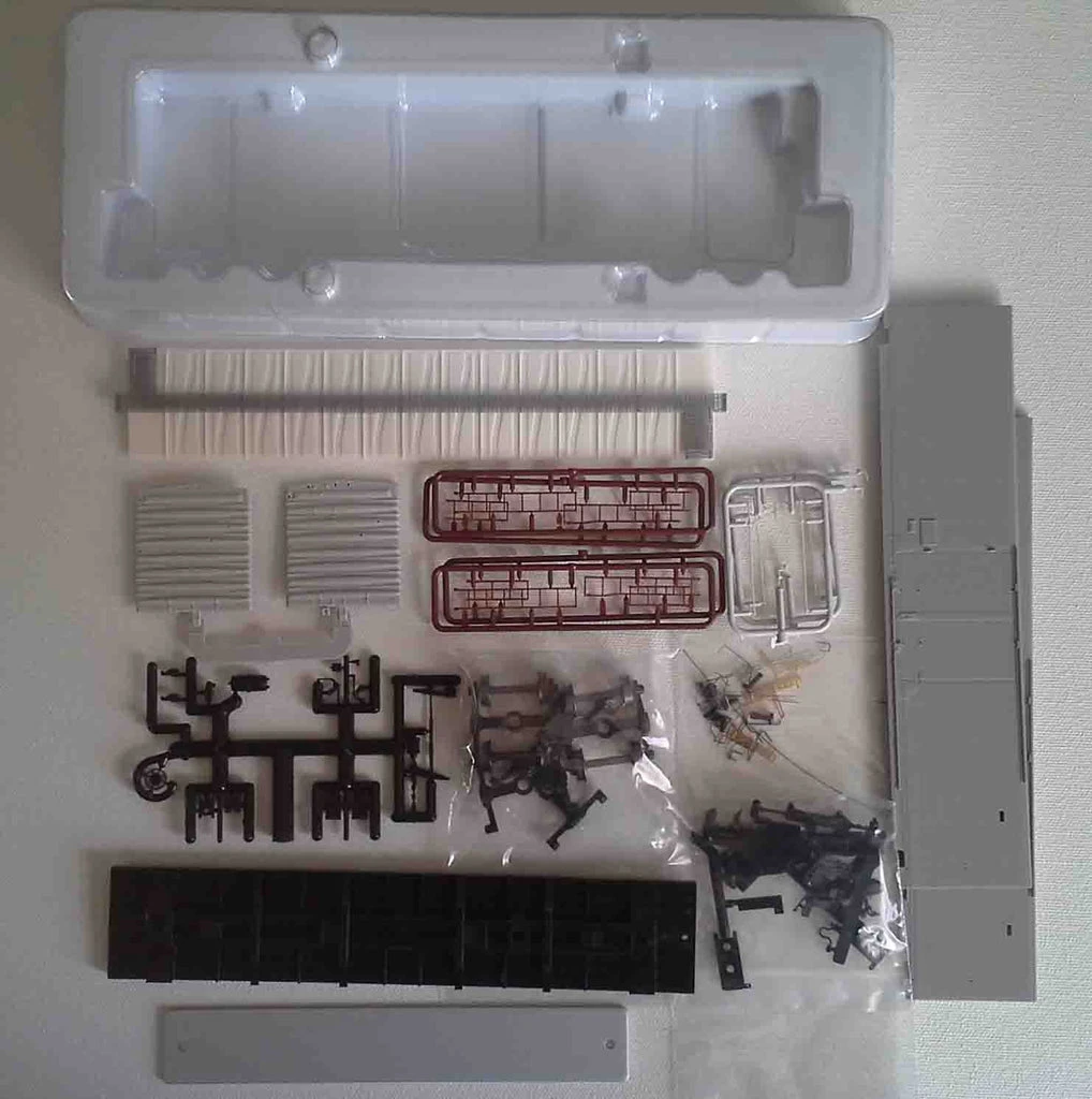 Moloco Trains 13000-00 HO Scale 50' RBL Boxcar Kit Undecorated - Image 2