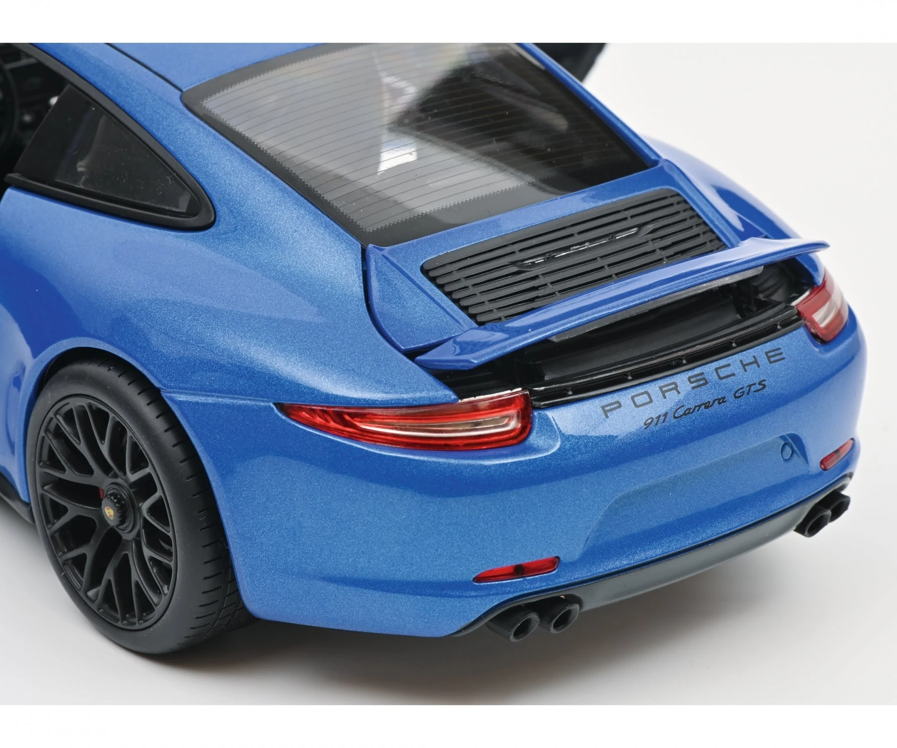 Schuco 450039700 (1:18) Porsche 911 Carrera GTS Coupe 991.1 - Saphire Blue Metallic - Image 4